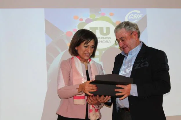 Vicenta Alcácer recibe la distinción de Daniel Matoses. 