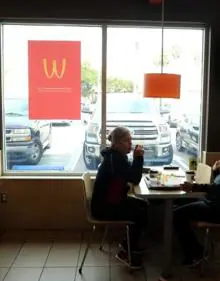 Imagen secundaria 2 - Un restaurante de McDonald's en el que se puede ver el logo del revés para celebrar el Día de la Mujer.