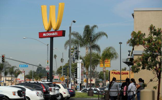 Imagen principal - Un restaurante de McDonald's en el que se puede ver el logo del revés para celebrar el Día de la Mujer.