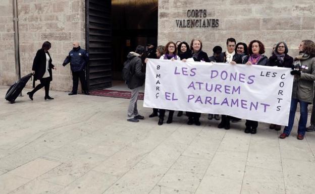 El pleno de Les Corts: carteles de 'Yo paro' y sin conselleras ni 26 diputadas