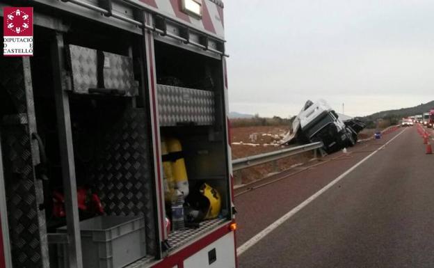 Un camión de mercancías peligrosas vuelca en la N-340 en Santa Magdalena y derrama la carga de un bidón