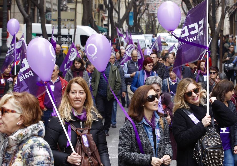 La manifestación del 8-M se ha iniciado a las 18:00 horas de la tarde y recorrerá las calles de la ciudad hasta su final en la plaza de la Virgen.