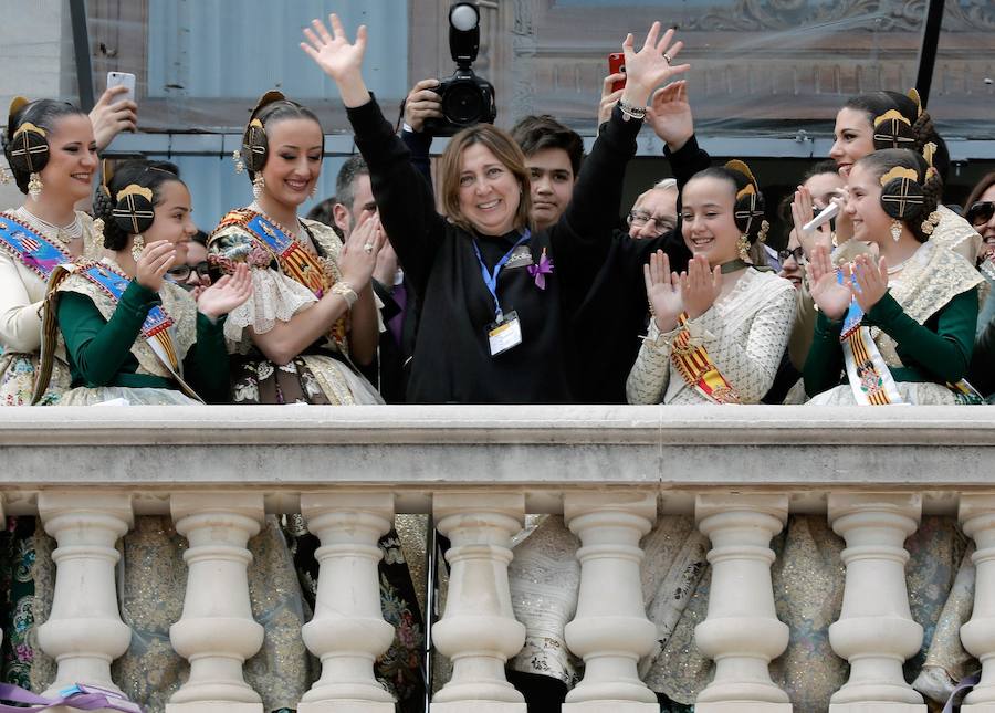 Mª José Lora Zamorano se sobrepone al fallo de disparar el terremoto terrestre final justo al inicio de la mascletà del día de la mujer.