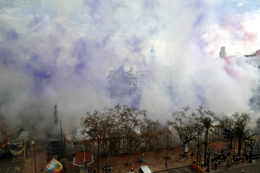 Mª José Lora Zamorano se sobrepone al fallo de disparar el terremoto terrestre final justo al inicio de la mascletà del día de la mujer.