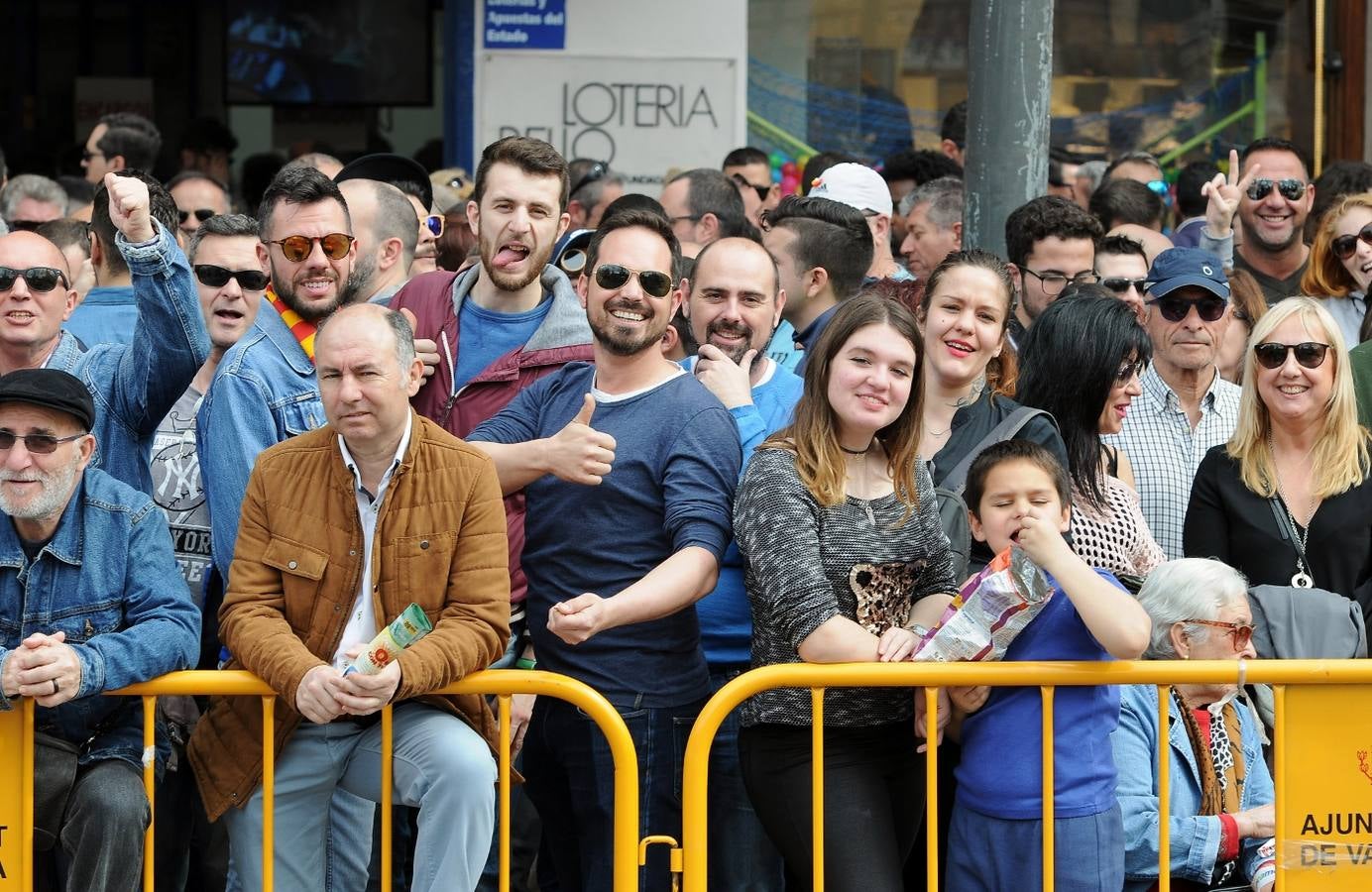 La pirotécnia granadina Alpujarreña ha disparado la mascletà del 9 de marzo de las Fallas 2018. Su novedoso 'martillo de Thor' ha atronado la plaza del Ayuntamiento.