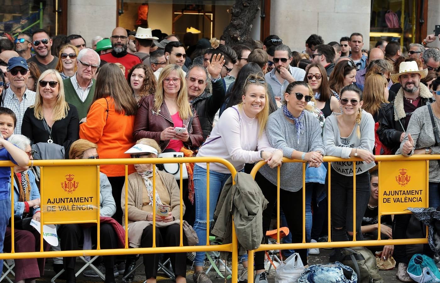 La pirotécnia granadina Alpujarreña ha disparado la mascletà del 9 de marzo de las Fallas 2018. Su novedoso 'martillo de Thor' ha atronado la plaza del Ayuntamiento.