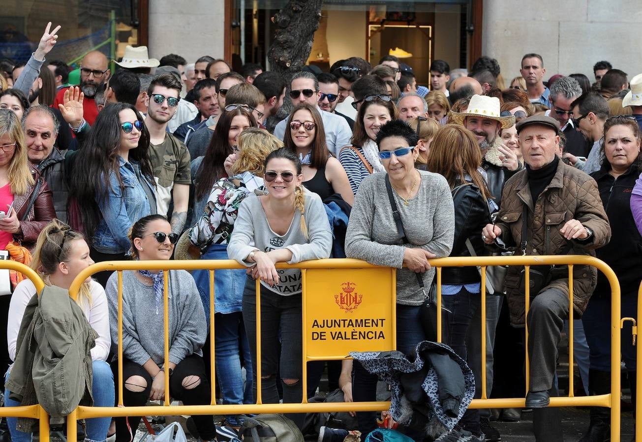 La pirotécnia granadina Alpujarreña ha disparado la mascletà del 9 de marzo de las Fallas 2018. Su novedoso 'martillo de Thor' ha atronado la plaza del Ayuntamiento.
