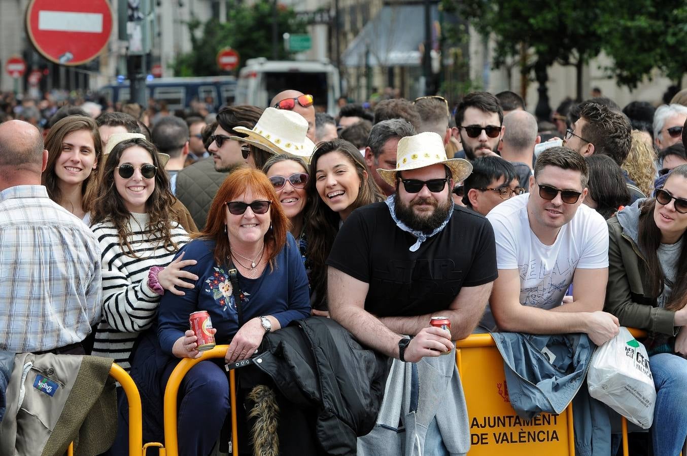 La pirotécnia granadina Alpujarreña ha disparado la mascletà del 9 de marzo de las Fallas 2018. Su novedoso 'martillo de Thor' ha atronado la plaza del Ayuntamiento.