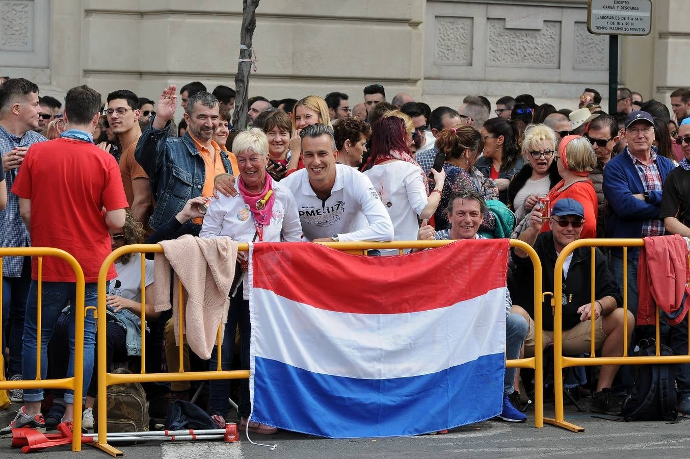 La pirotécnia granadina Alpujarreña ha disparado la mascletà del 9 de marzo de las Fallas 2018. Su novedoso 'martillo de Thor' ha atronado la plaza del Ayuntamiento.