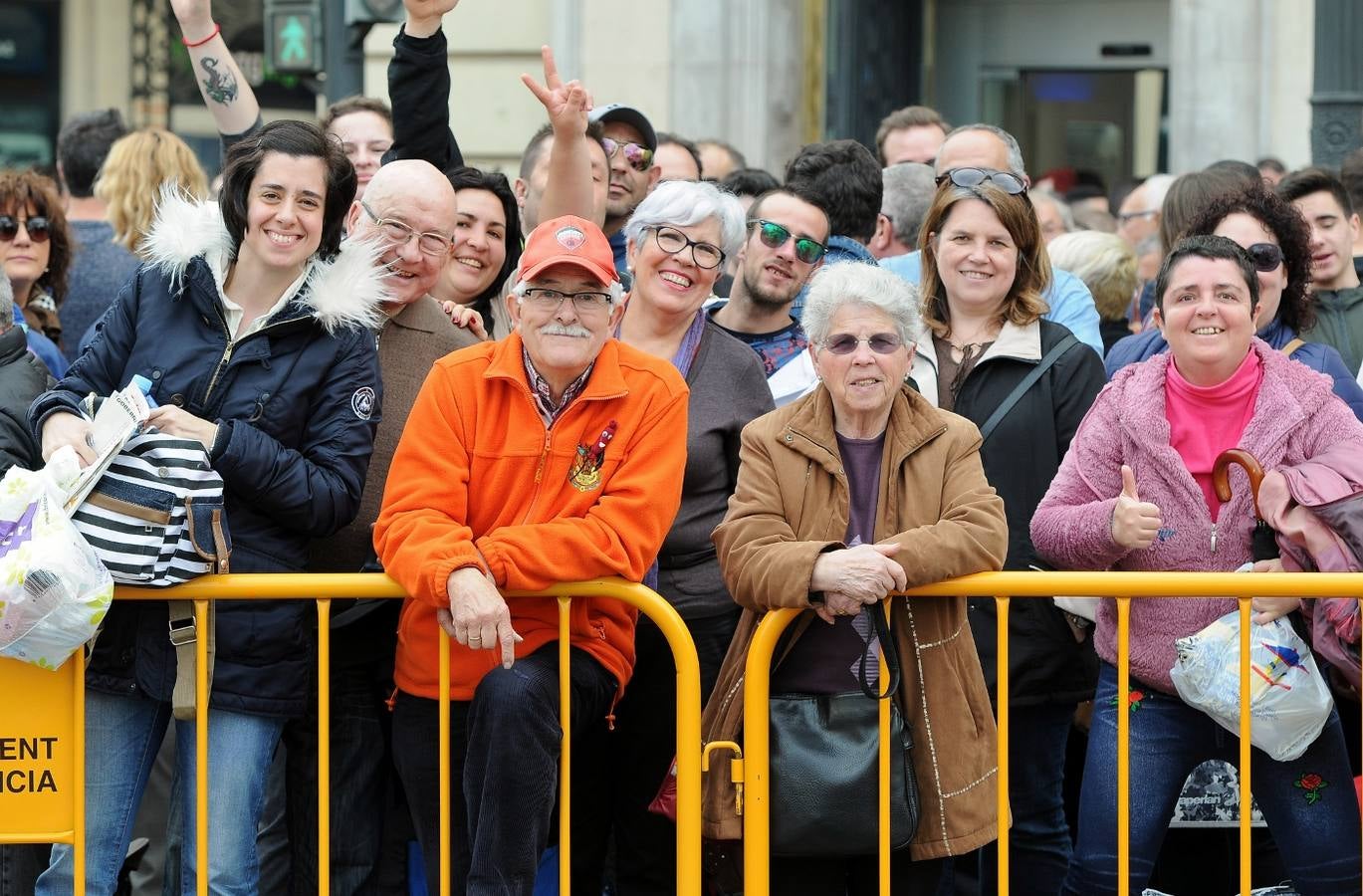 La pirotécnia granadina Alpujarreña ha disparado la mascletà del 9 de marzo de las Fallas 2018. Su novedoso 'martillo de Thor' ha atronado la plaza del Ayuntamiento.