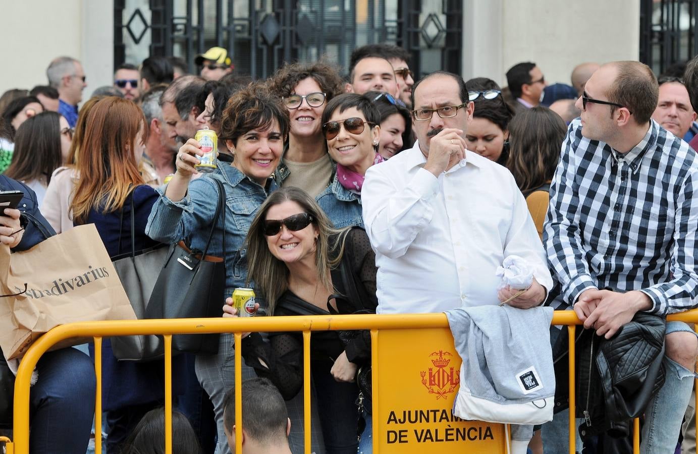 La pirotécnia granadina Alpujarreña ha disparado la mascletà del 9 de marzo de las Fallas 2018. Su novedoso 'martillo de Thor' ha atronado la plaza del Ayuntamiento.
