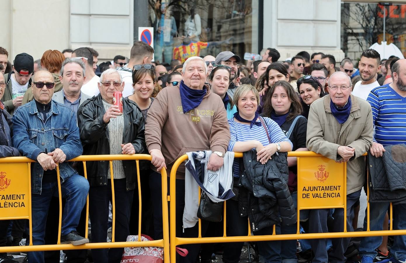 La pirotécnia granadina Alpujarreña ha disparado la mascletà del 9 de marzo de las Fallas 2018. Su novedoso 'martillo de Thor' ha atronado la plaza del Ayuntamiento.