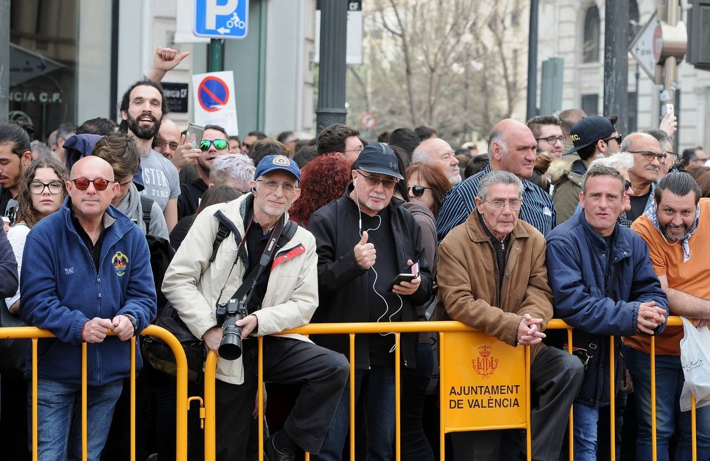 La pirotécnia granadina Alpujarreña ha disparado la mascletà del 9 de marzo de las Fallas 2018. Su novedoso 'martillo de Thor' ha atronado la plaza del Ayuntamiento.