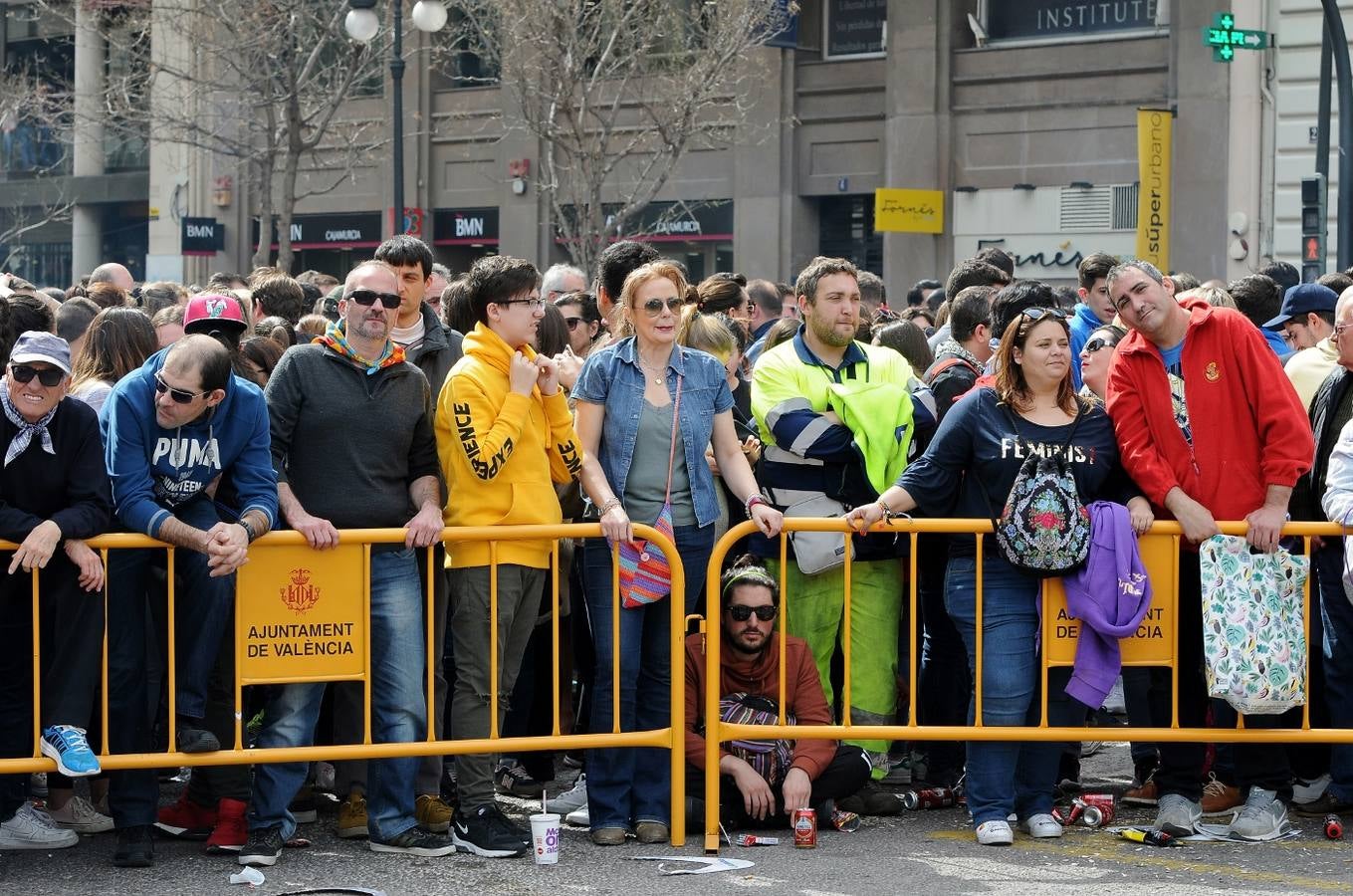 La pirotécnia granadina Alpujarreña ha disparado la mascletà del 9 de marzo de las Fallas 2018. Su novedoso 'martillo de Thor' ha atronado la plaza del Ayuntamiento.