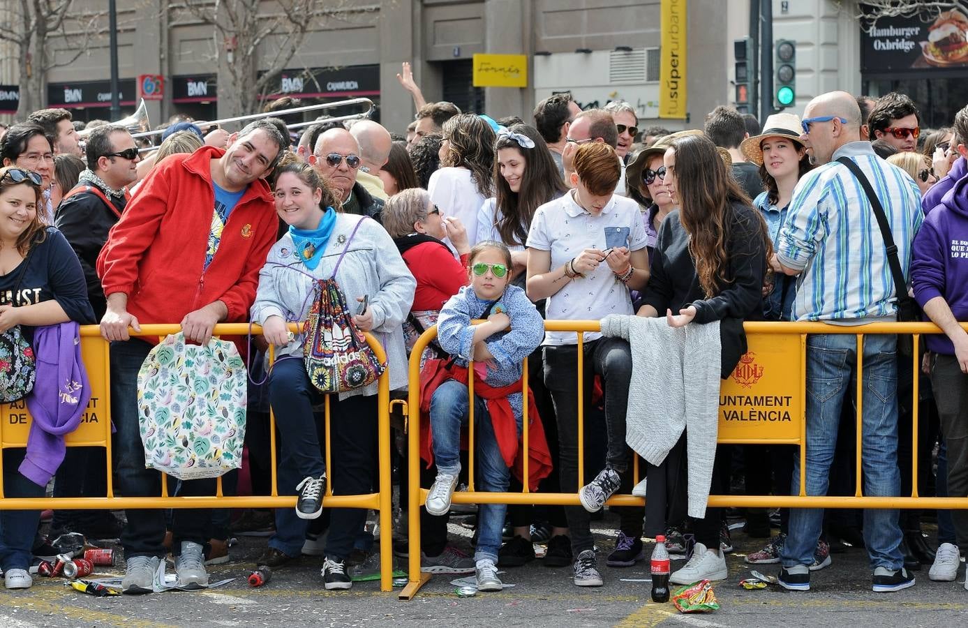 La pirotécnia granadina Alpujarreña ha disparado la mascletà del 9 de marzo de las Fallas 2018. Su novedoso 'martillo de Thor' ha atronado la plaza del Ayuntamiento.