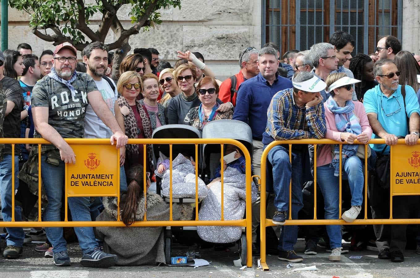La pirotécnia granadina Alpujarreña ha disparado la mascletà del 9 de marzo de las Fallas 2018. Su novedoso 'martillo de Thor' ha atronado la plaza del Ayuntamiento.