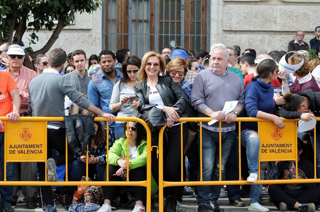 La pirotécnia granadina Alpujarreña ha disparado la mascletà del 9 de marzo de las Fallas 2018. Su novedoso 'martillo de Thor' ha atronado la plaza del Ayuntamiento.
