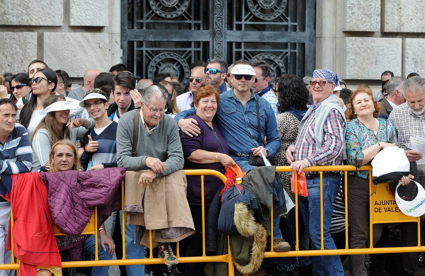 La pirotécnia granadina Alpujarreña ha disparado la mascletà del 9 de marzo de las Fallas 2018. Su novedoso 'martillo de Thor' ha atronado la plaza del Ayuntamiento.