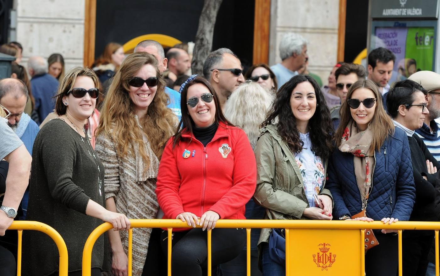 La pirotécnia granadina Alpujarreña ha disparado la mascletà del 9 de marzo de las Fallas 2018. Su novedoso 'martillo de Thor' ha atronado la plaza del Ayuntamiento.
