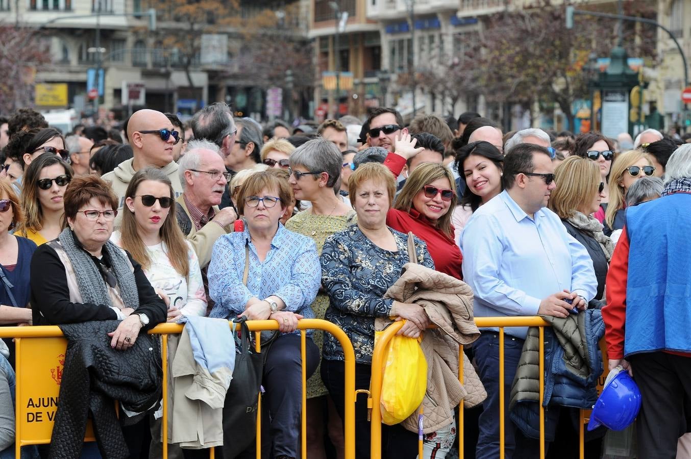 La pirotécnia granadina Alpujarreña ha disparado la mascletà del 9 de marzo de las Fallas 2018. Su novedoso 'martillo de Thor' ha atronado la plaza del Ayuntamiento.