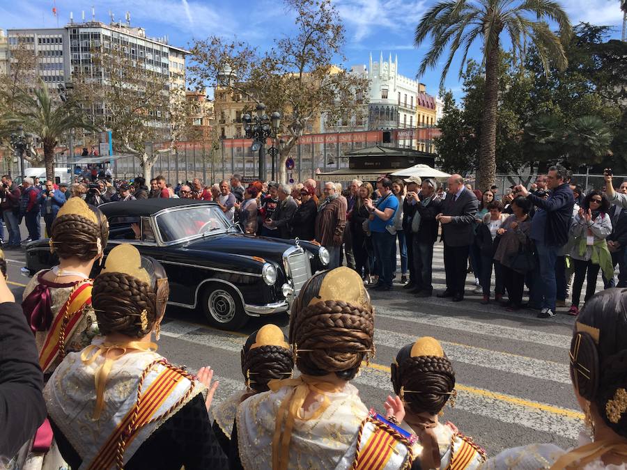 Es una de las citas más históricas de las que aún se encuentran en el programa de actos de las Fallas de Valencia. Decenas de vehículos antiguos se dan cita en la plaza del Ayuntamiento ante la mirada de centenares de curiosos y amantes de estos coches de antaño. Las falleras mayores de Valencia, junto con sus cortes de honor, son las encargadas de señalizar el inicio de la salida uno a uno de los coches participantes ante la ovación de todos los asistentes. Hay modelos para todos los gustos, muy diferentes que al paso delante del público levantan la admiración y comentarios de los curiosos. Es ya la edición número 48 de una cita imprescindible y que devuelve a Valencia a épocas ya vividas.