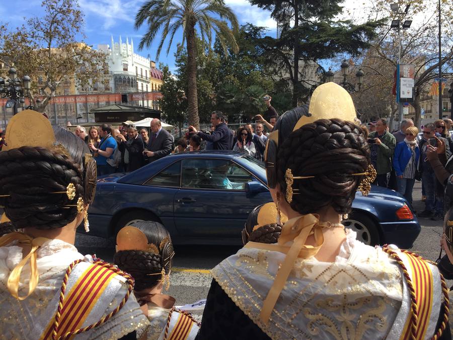 Es una de las citas más históricas de las que aún se encuentran en el programa de actos de las Fallas de Valencia. Decenas de vehículos antiguos se dan cita en la plaza del Ayuntamiento ante la mirada de centenares de curiosos y amantes de estos coches de antaño. Las falleras mayores de Valencia, junto con sus cortes de honor, son las encargadas de señalizar el inicio de la salida uno a uno de los coches participantes ante la ovación de todos los asistentes. Hay modelos para todos los gustos, muy diferentes que al paso delante del público levantan la admiración y comentarios de los curiosos. Es ya la edición número 48 de una cita imprescindible y que devuelve a Valencia a épocas ya vividas.