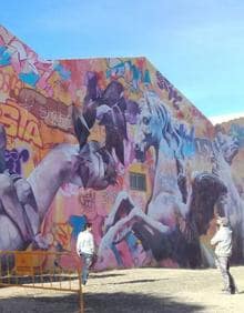 Imagen secundaria 2 - Arriba, Port Saplaya. Abajo, el Parque de Cabecera y un mural en Ciudad Fallera.