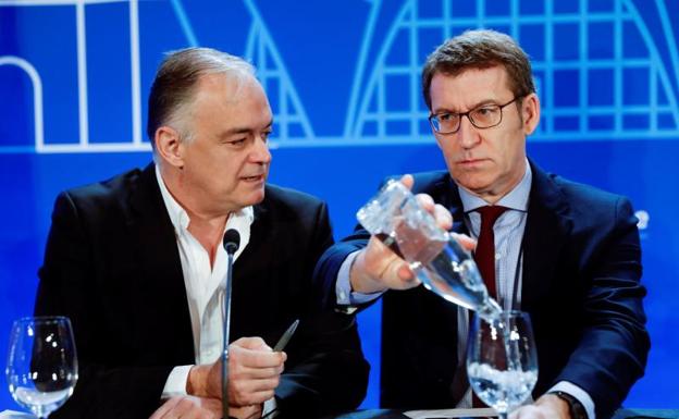 Feijoó (deerecha), junto a González Pons en la convención del PP europeo en Valencia. 