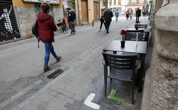 El Ayuntamiento delimita con pintura el espacio permitido para colocar terrazas en el centro de Valencia