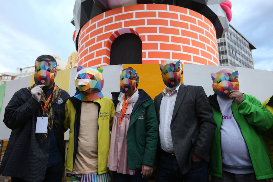 Representantes del munco fallero, social y político han participado en una actividad que consiste en pintar la base de la falla de la plaza del Ayuntamiento, obra de los artistas Okuda, Latorre y Sanz.