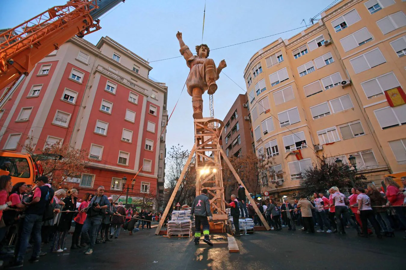 Unas doscientas mujeres con cáncer de mama, familiares y amigos han plantado a pulso la Falla Palleter-Erudito Orellana dentro del proyecto 'Plantar la Esperanza'. La comisión pretende concienciar sobre la necesidad potenciar la investigación contra este tipo de tumor. La 'plantà al tombe' ha contado con una grúa, como es habitual, por motivos de seguridad.