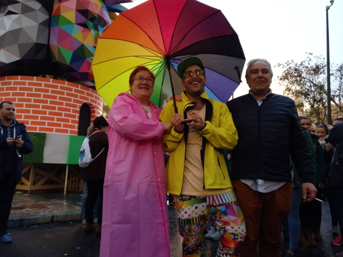 Representantes del munco fallero, social y político han participado en una actividad que consiste en pintar la base de la falla de la plaza del Ayuntamiento, obra de los artistas Okuda, Latorre y Sanz.