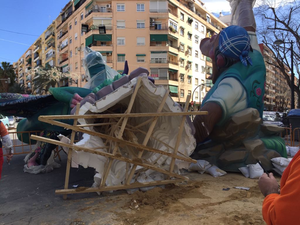 Fotos: Fotos de la caída de la falla de Joaquín Ballester en Valencia