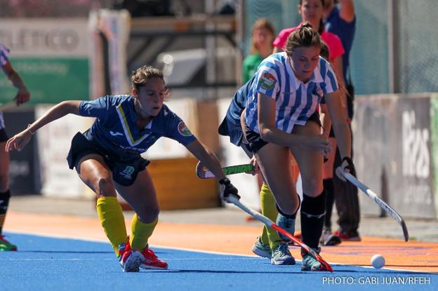 Dos jugadoras, en la semifinal entre el Egara y el Club de Campo. 