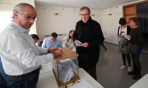 Un socio se dispone a votar ayer en el Náutico. 