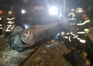 Imagen secundaria 1 - Los bomberos inspeccionan el lugar del accidente.