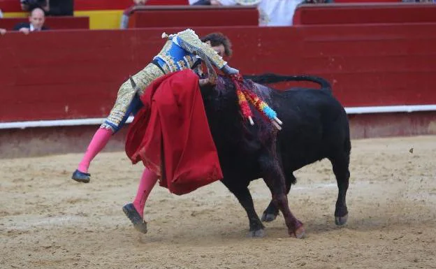 Momento de la cornada que ha sufrido Román en Valencia.