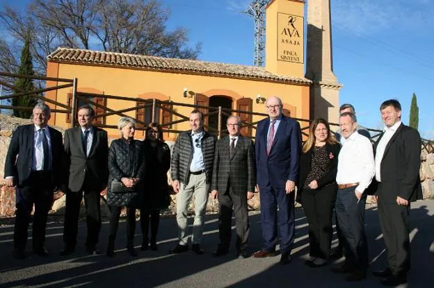 Aguado y Hogan (centro) con europarlamentarios en 'Sinyent'.