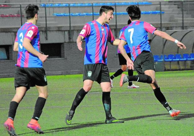 Los jugadores del Eldense celebran un gol durante la presente temporada. 