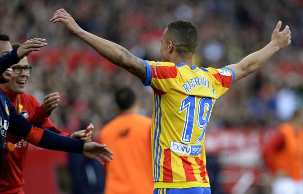 Rodrigo festeja con el banquillo uno de los goles anotados al Sevilla. 