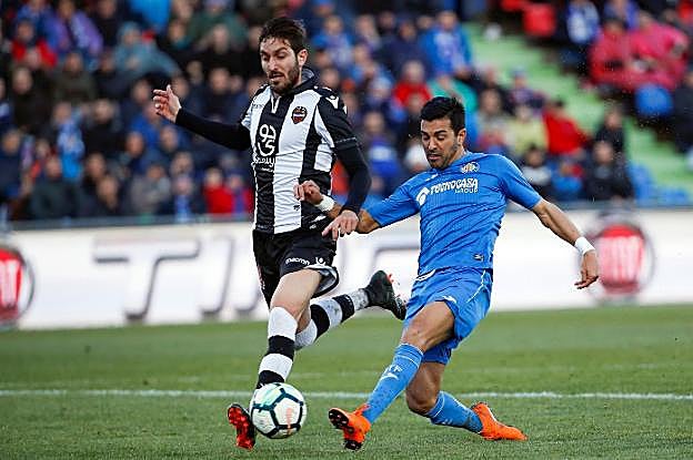 José Campaña brega con Ángel Rodríguez durante el partido del sábado. 