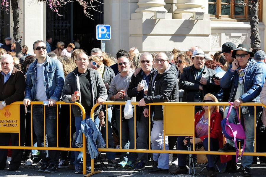 La mascletà de hoy de Pirotecnia Hermanos Ferrández se ha convertido en un homenaje a la pólvora, a la pirotecnia y a todos los operarios que trabajan en las diferentes empresas.