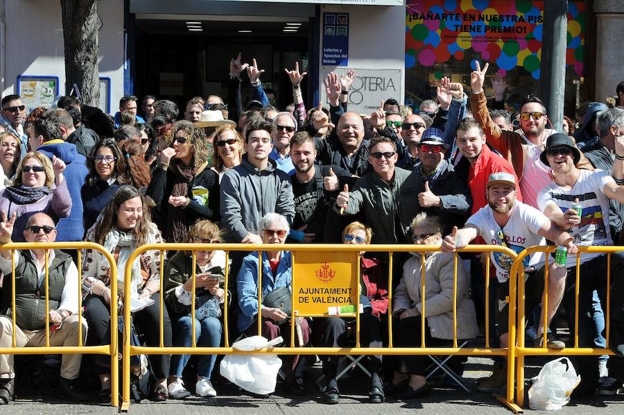 La mascletà de hoy de Pirotecnia Hermanos Ferrández se ha convertido en un homenaje a la pólvora, a la pirotecnia y a todos los operarios que trabajan en las diferentes empresas.