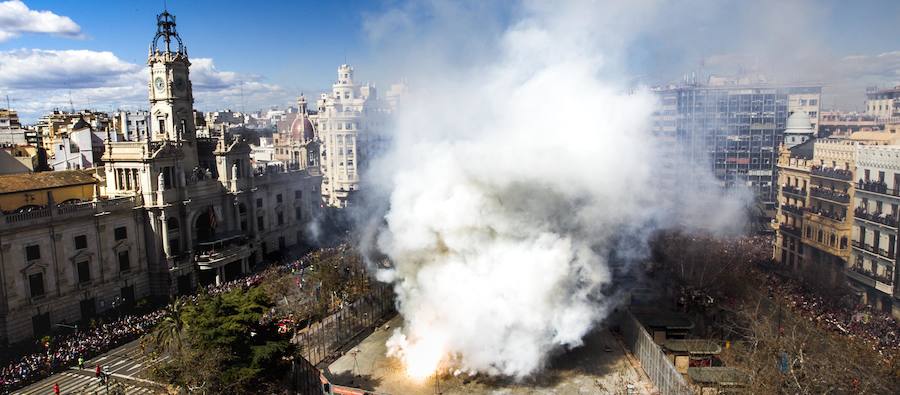 La mascletà de hoy ha rendido homenaje al operario fallecido en las instalaciones de Ricasa.