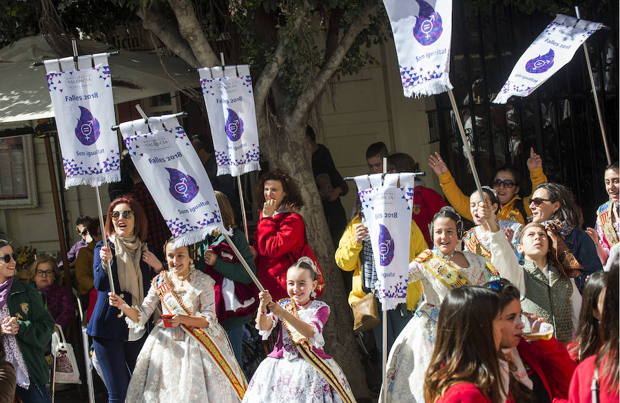 Las cerca de 900 comisiones falleras de València y sus comarcas reciben un estandarte con el lema ‘Som Igualtat’, que lucirán en sus monumentos como ya hicieran con el ‘No a la violencia de género’