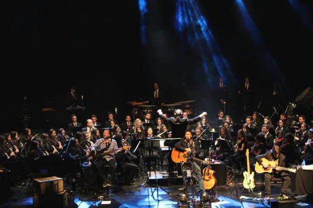 El grupo Los Secretos junto a la Agrupación Musical Cultural de Teulada durante el concierto. 