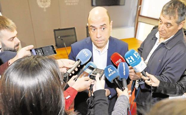 El alcalde de Alicante, Gabriel Echávarri, ante los periodistas.