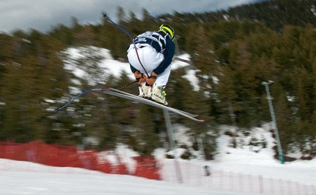 Los saltos de los esquiadores deleitaron a todos los aficionados, presentes en las pistas