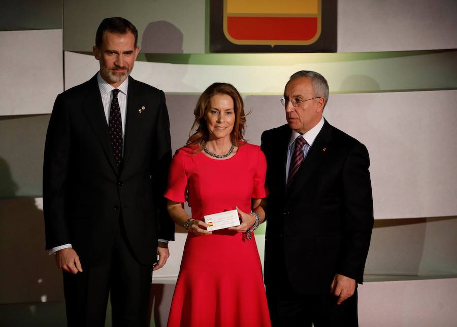 El rey Felipe VI junto al presidente del COE, Alejandro Blanco (d), tras entregar a Theresa Zabell, oro en clase 470 de Vela en los JJ OO de Barcelona 92, uno de los galardones otorgados en la XII edición de la Gala Anual del Comité Olímpico Español celebrada en Madrid.