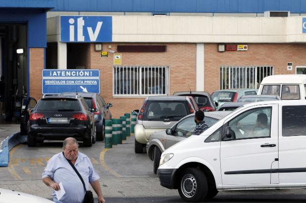 Varios vehículos esperan para poder pasar la revisión en un centro de Valencia. 